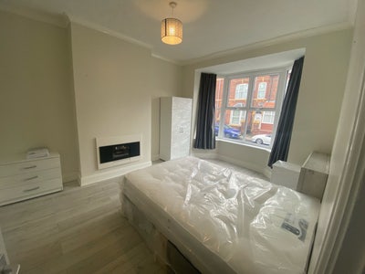 Huge Double Room Available- Excellent Location WS1 Main Photo