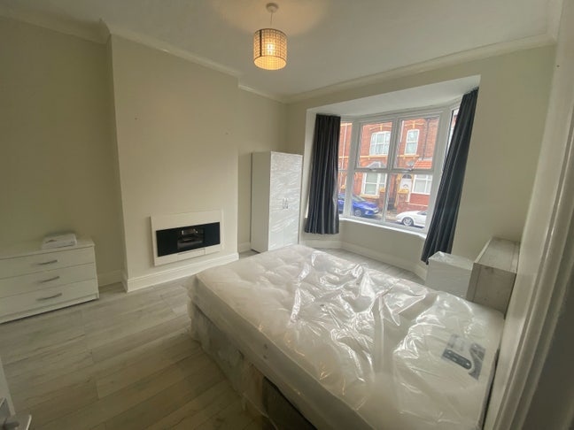 Huge Double Room Available- Excellent Location WS1 Main Photo