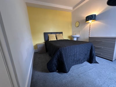 Clean Double size Room  nr town and stations &pound;720 Main Photo