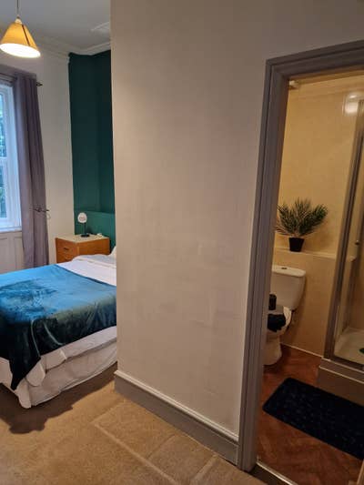  * Rare Opportunity Large Ensuite Room * Main Photo