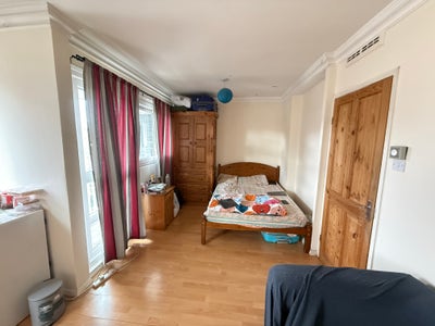 Massive Double room with own Balcony near Putney  Main Photo
