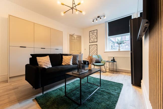 Sunny Ensuite Room available in May - inc bills Main Photo