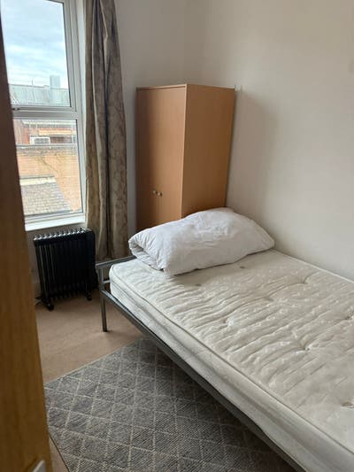 Looking for 2 tenants Main Photo