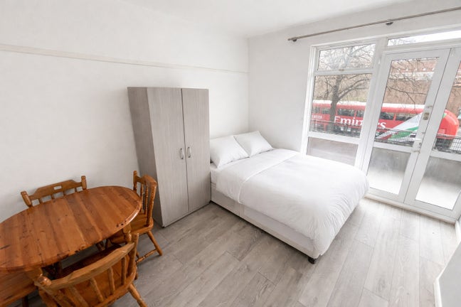 😍Lovely Double Room + Balcony Near King’s😍 Main Photo