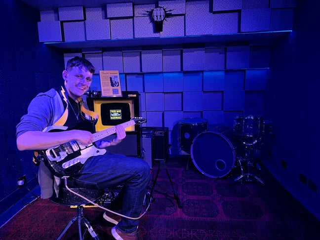 Looking for room Main Photo