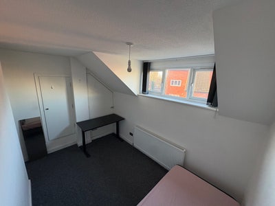 Peaceful Double Room in the Heart of Uxbridge  Main Photo