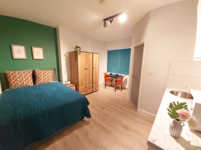 CR7 En-suite/Studio bedroom For COUPLE  Main Photo