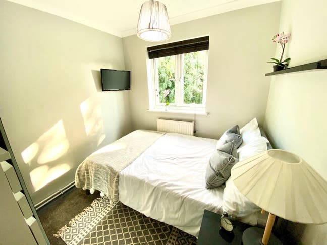 Lovely Small Double Room - Ifield Crawley  Main Photo