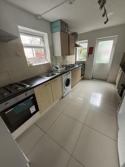 Single room available in a shared house  Main Photo