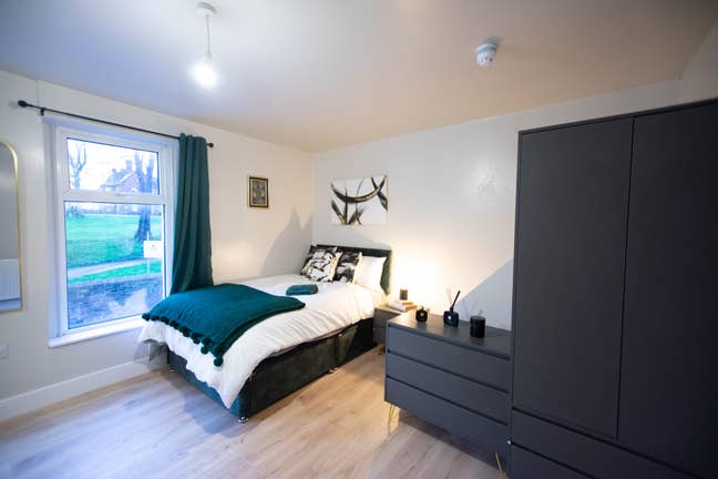 Spacious EnSuite Room with Kitchenette Main Photo