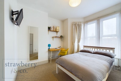 45SR | Kingswood High Street | 2 x Double Ensuite Main Photo