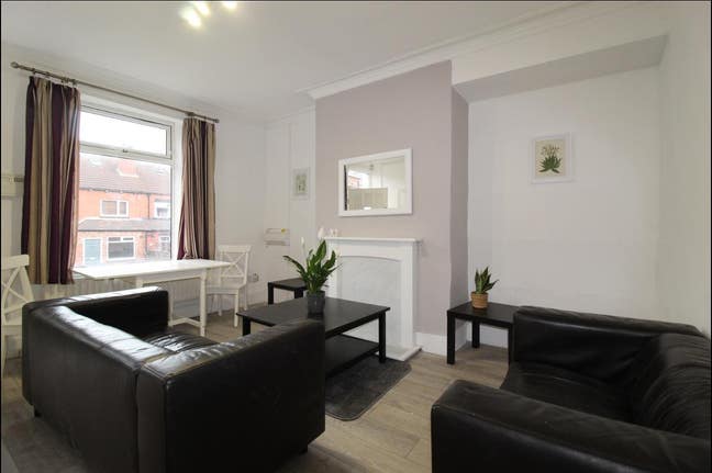 A well presented two bed room house in Kirkstall Main Photo