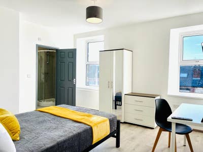 En-Suite Room in City Road, Sheffield S2 Main Photo