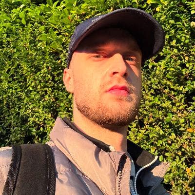 I am looking for a room to rent with no depos... Main Photo