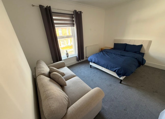 Spacious Room to rent  Main Photo