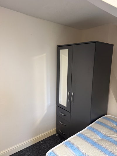 Double room in professional house share Main Photo