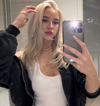 19 year old Female seeks a double room Main Photo