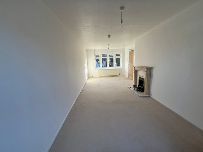 Newly refurbished bright and spacious house Main Photo