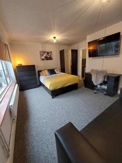 GU2 8Lu: Large Room with Kitchenette (Close to Rs) Main Photo