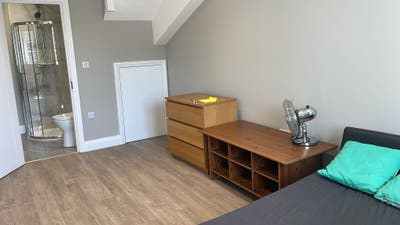 2 Single En-Suite room in one house Main Photo