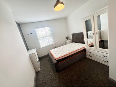 Pevensey Road *Room with private shower room*  Main Photo