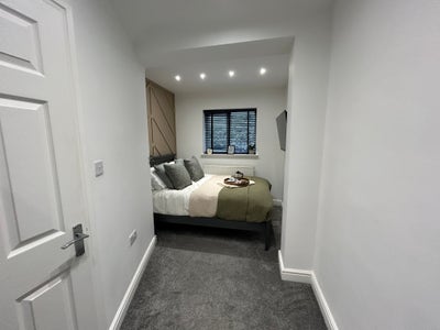 Renovated Double En-Suite Close to the Hospital! Main Photo