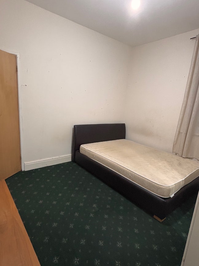 One double bed room avaiable to rent  Main Photo
