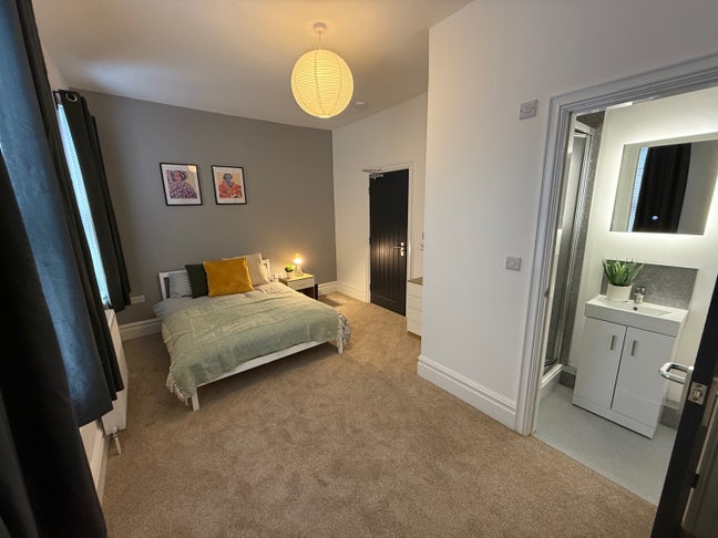 Brand New En-Suite Rooms, bills included. Main Photo