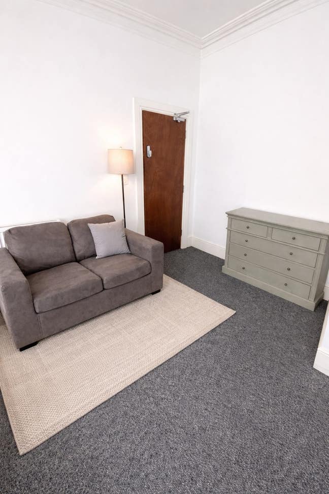 1 Double En Suite  Room Available in L9! Main Photo
