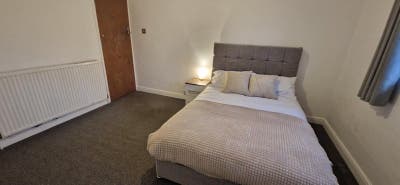 Spacious Double in S2 with transport links Main Photo