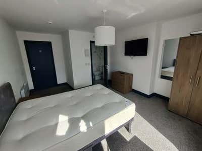 Ensuite Double in Stylish Professional Home Main Photo
