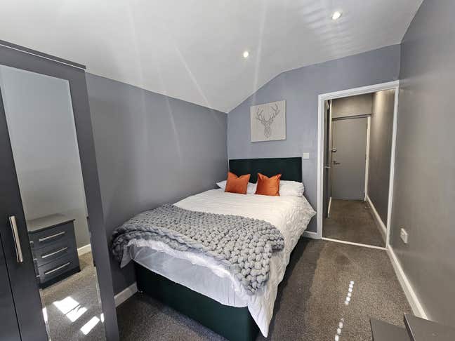 Comfy Modern Double Room, Private Bathroom & Patio Main Photo