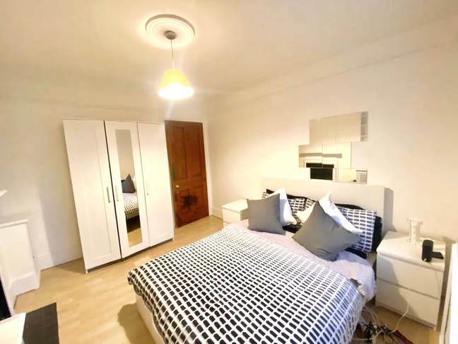 Lovely Doubles 2 Mins Walk to Putney Bridge Tube! Main Photo