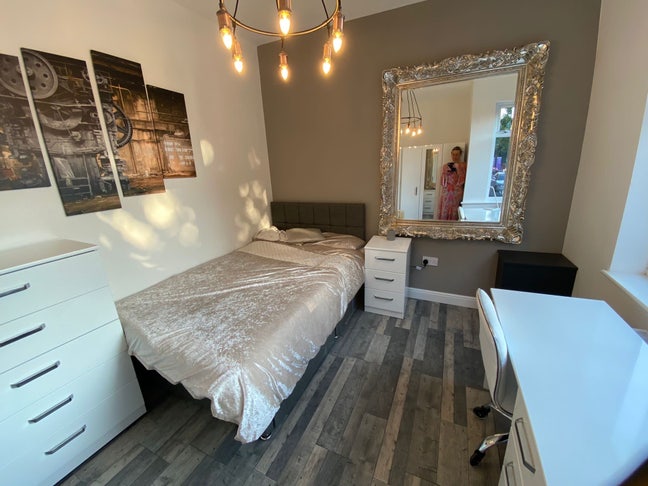 *** Reduced 12  Bed Wow  Factor  House *** Main Photo