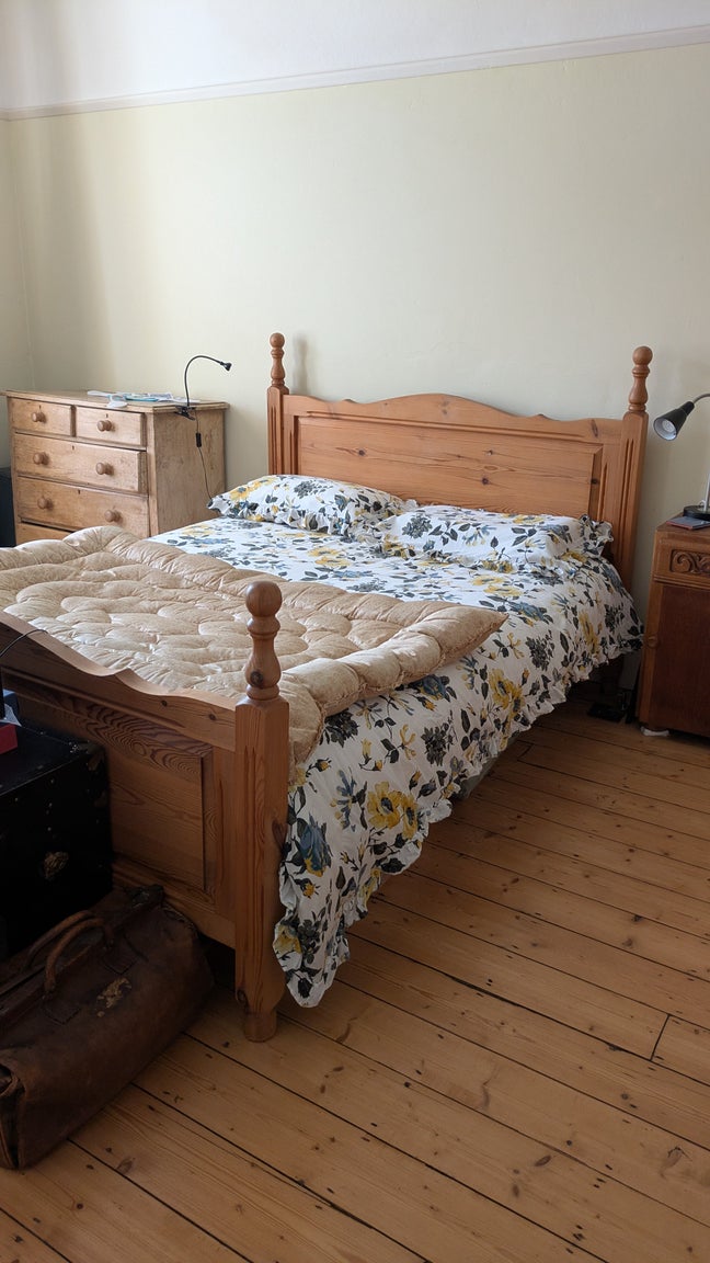 Spacious, light, comfortable bedroom  Main Photo