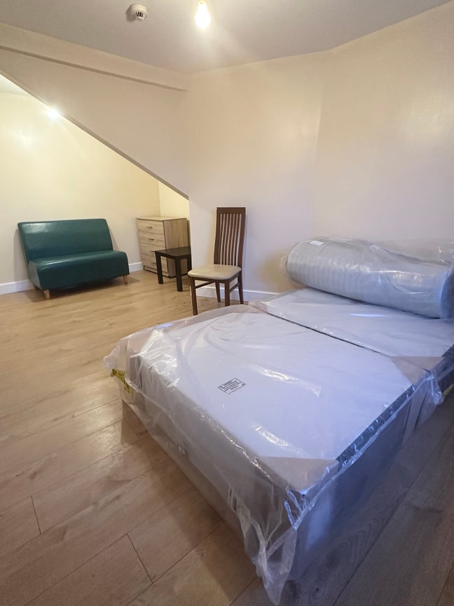 Brand new city center doubles brand new bed Main Photo