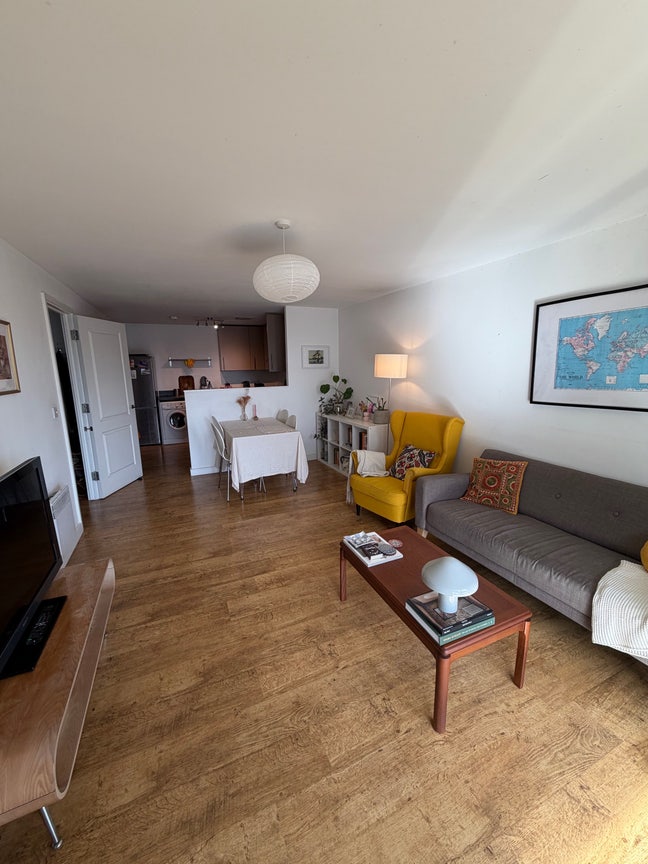 Bright double room + balcony near Victoria park Main Photo