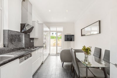 😍All-Fem|2 Rooms|2 Min Walk To Piccadilly line🚆 Main Photo