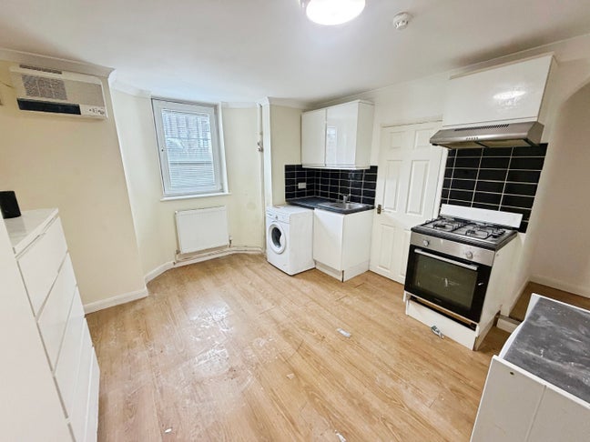 One bedroom first floor apartment in West Reading  Main Photo