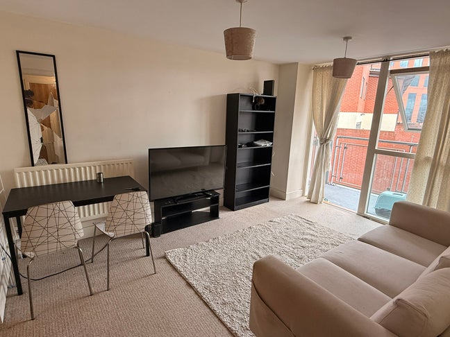 Stunning 2 Bed Apartment with Huge Balcony & Park  Main Photo