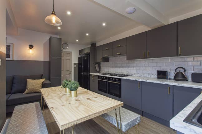 Large bedroom with private offsuite (Be) Main Photo