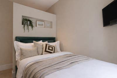 Brand New 1-Bed Serviced Apartments 🤎 CB1 Main Photo