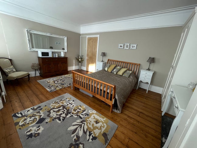 Beautiful extra large room Main Photo