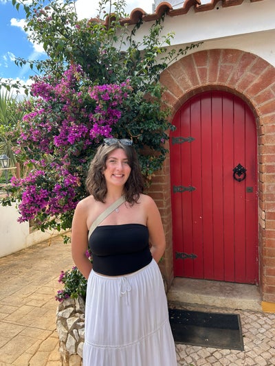 Female, 26, professional  Main Photo