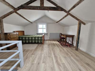 Loft room peaceful and close to local amenities  Main Photo