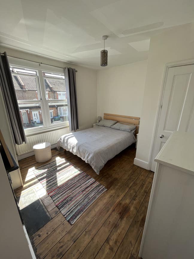 En-suite Double Room - bills included Main Photo