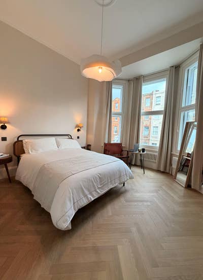 Victorian 2 BD en-suites, high ceiling and balcony Main Photo