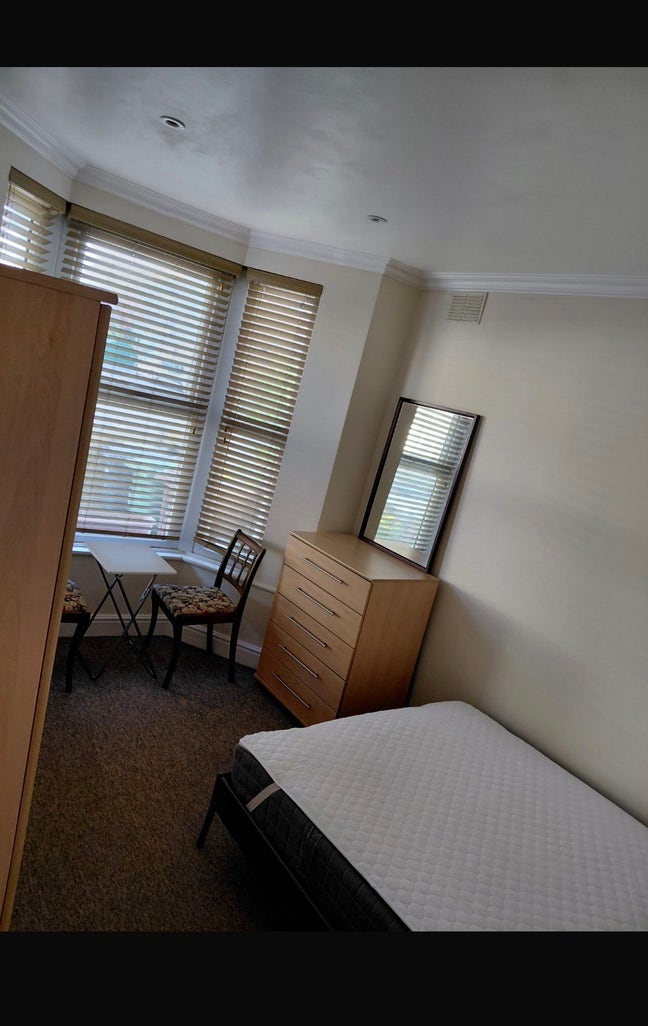 Lovely and clean house share Main Photo