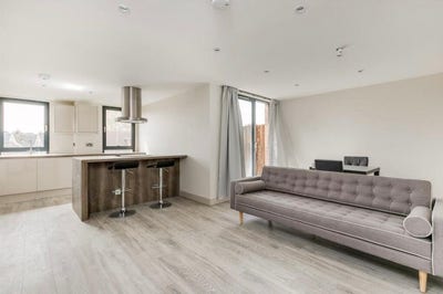 Modern Double close to Streatham Hill  Main Photo