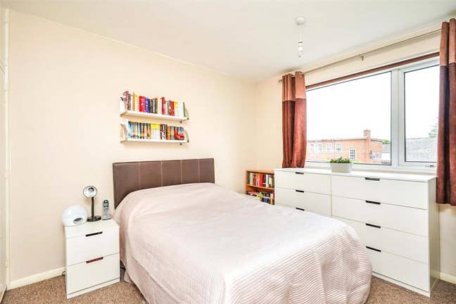 Spacious 2-Bed Flat OX4 1BY Main Photo